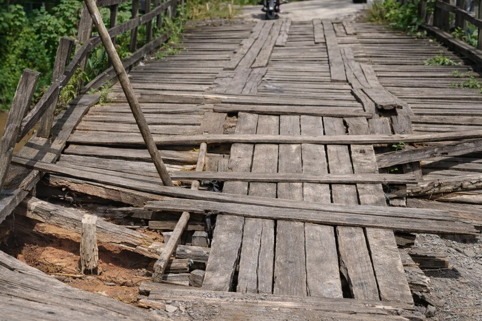 Mahulu Kembali Ditabrak Tongkang, Arus Truk Dialihkan