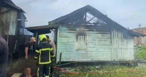 Kebakaran Rumah Bangsal Enam Pintu di Tenggarong, Disdamkarmatan Kukar Bergerak Cepat Padamkan Api