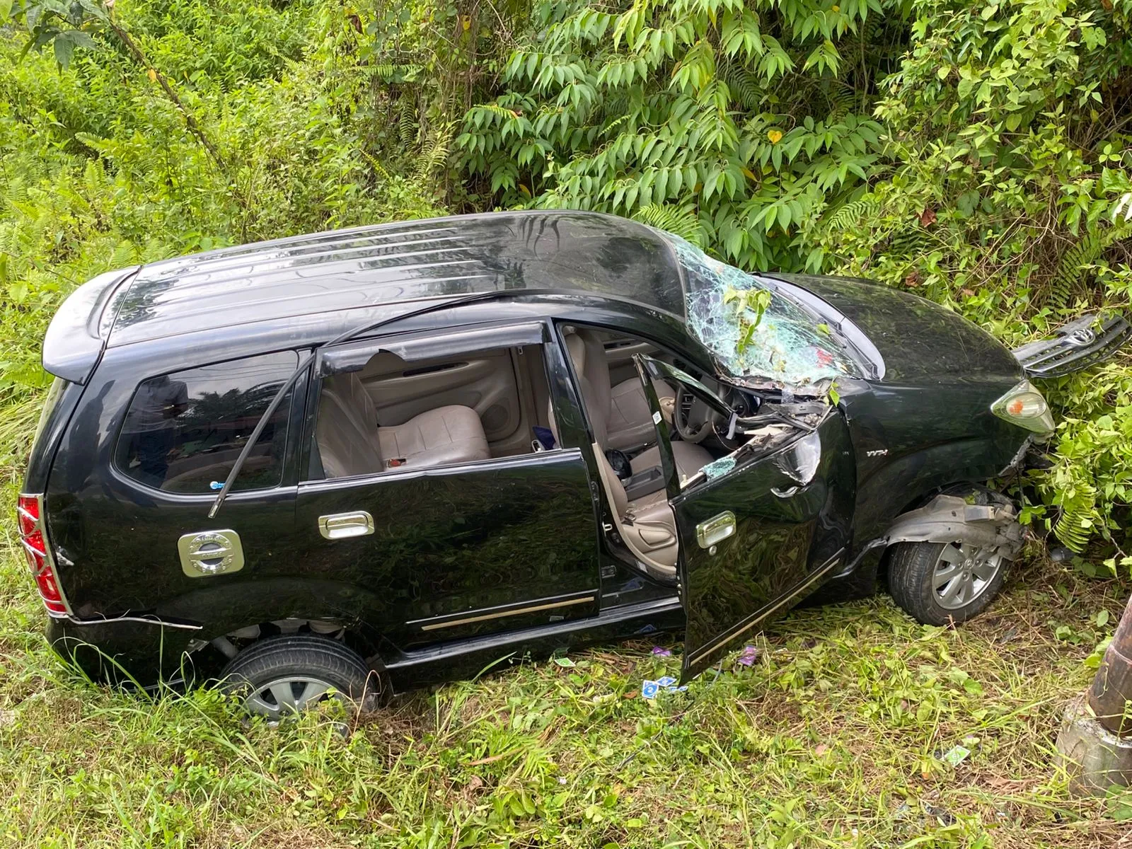 Lima Penumpang Luka-luka, Avanza Oleng dan Tabrak Tiang Listrik di Tikungan Desa Janju