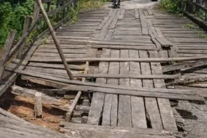 Jembatan Rusak Parah, Aktivitas Warga Desa Sebuntal Terancam Lumpuh