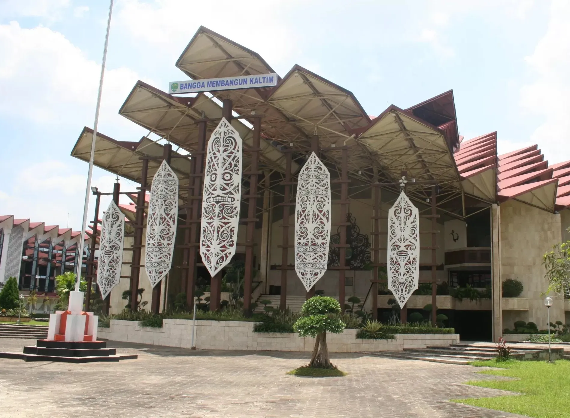 Rp6,8 Miliar untuk Mobil DPRD Kaltim, Rakyat Kebagian Apa?