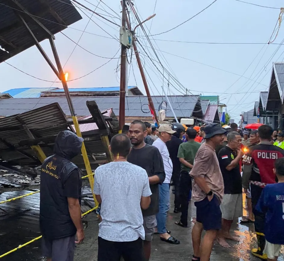 Cuaca Ekstrem Terjang Baru Ulu, Tiga Bangunan Kayu Ambruk, Pedagang Gulali Meninggal Dunia