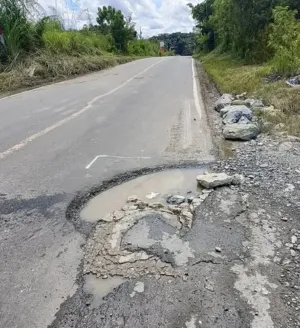 Lubang Jalan di Longkali Nyaris Telan Korban, Warga Minta Segera Diperbaiki