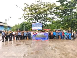 Polairud Polres Paser Bersih-Bersih Pelabuhan, Warga Diajak Jaga Lingkungan