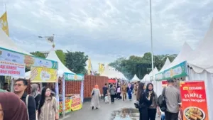 Serunya Ngabuburit di GOR Segiri: Takjil Lengkap, Pengunjung Membludak