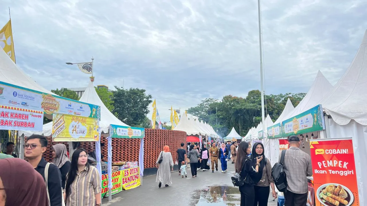 Serunya Ngabuburit di GOR Segiri: Takjil Lengkap, Pengunjung Membludak