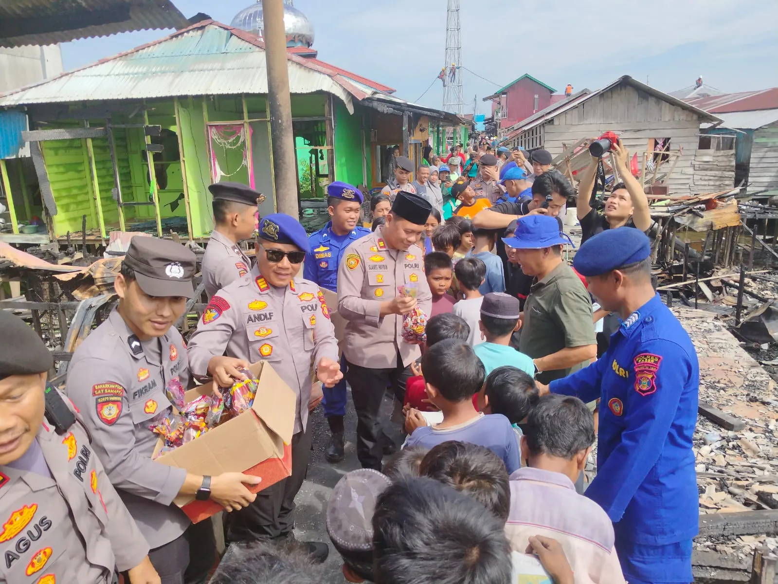 Polres Paser Gelar Trauma Healing dan Salurkan Bantuan bagi Korban Kebakaran di Muara Adang