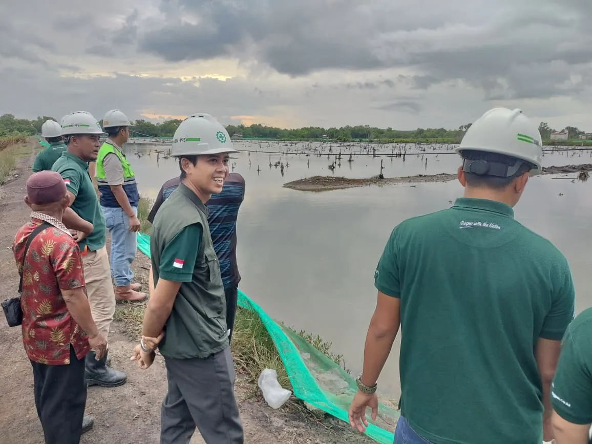 Dukung Pengembangan Tambak, PT Borneo Indah Marjaya dan PT Palma Plantasindo Salurkan Bibit Bandeng di Desa Lori