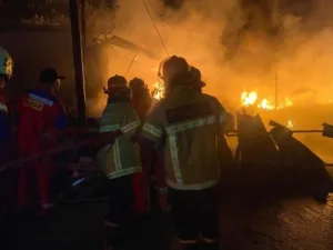 Direktorat Samapta Polda Kaltim Gerak Cepat Cegah Kebakaran Meluas di Balikpapan Utara