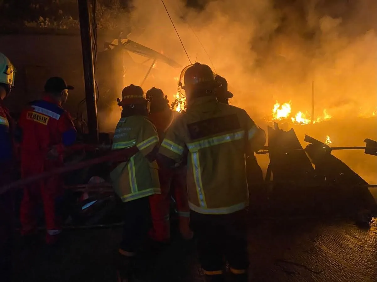 Direktorat Samapta Polda Kaltim Gerak Cepat Cegah Kebakaran Meluas di Balikpapan Utara