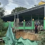 Tebing Longsor Mengintai Masjid Nurul Iman, Jamaah Atang Pait Waswas Jelang Ramadan
