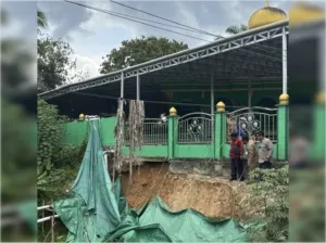 Tebing Longsor Mengintai Masjid Nurul Iman, Jamaah Atang Pait Waswas Jelang Ramadan