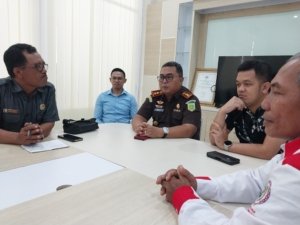 Perkuat Sinergi Hukum, ABPEDNAS Paser Sambangi Kejari dan Berbagi Takjil