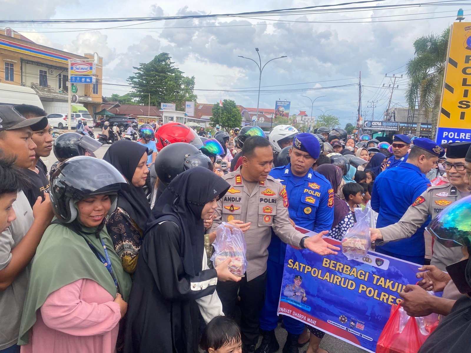 Ratusan Takjil Satpolairud Polres Paser Diserbu Warga Jelang Berbuka