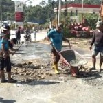Warga Loa Kulu Swadaya Perbaiki Jalan Nasional yang Rusak Parah