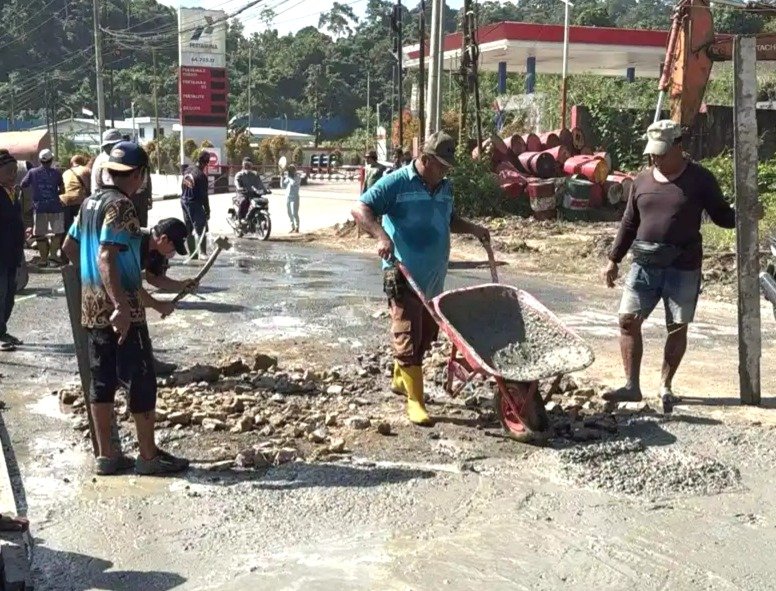 Warga Loa Kulu Swadaya Perbaiki Jalan Nasional yang Rusak Parah