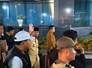 Gubernur Kaltim Tinggalkan Kantor Tanpa Pernyataan Usai Aksi Massa