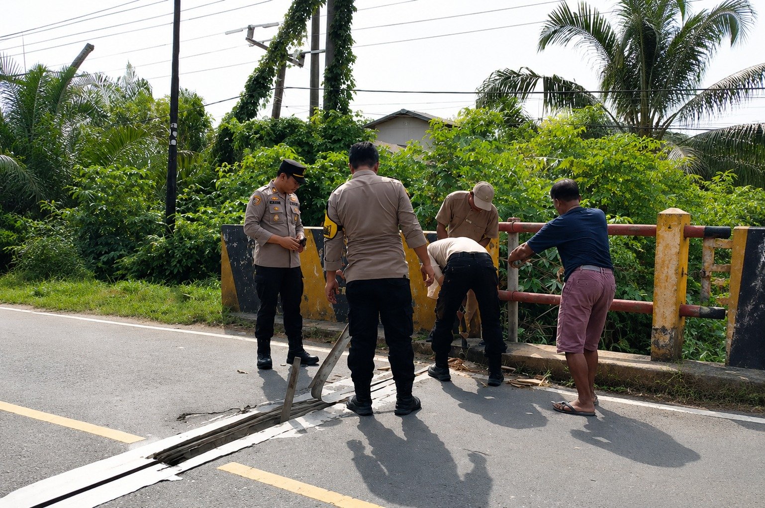 Laporan Warga Ditindak Cepat, Polsek Long Ikis Perbaiki Sementara Jembatan Sungai Soi Desa Samuntai
