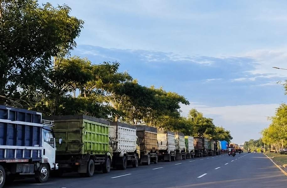 Harga Dexlite Melambung, Antrean Solar Subsidi di SPBU Nipah-Nipah Tetap Padat