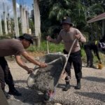 Sambut Hari Bhayangkara ke-80, Polsek Tanah Grogot dan Warga Tepian Batang Gotong Royong Perbaiki Jalan
