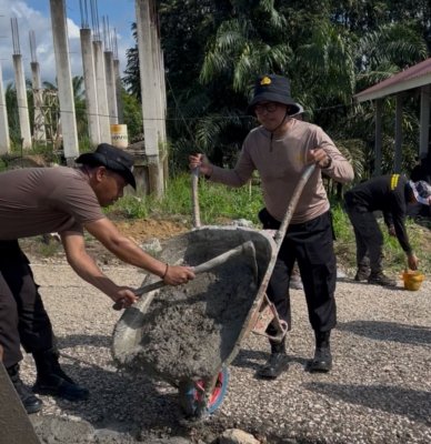 Sambut Hari Bhayangkara ke-80, Polsek Tanah Grogot dan Warga Tepian Batang Gotong Royong Perbaiki Jalan