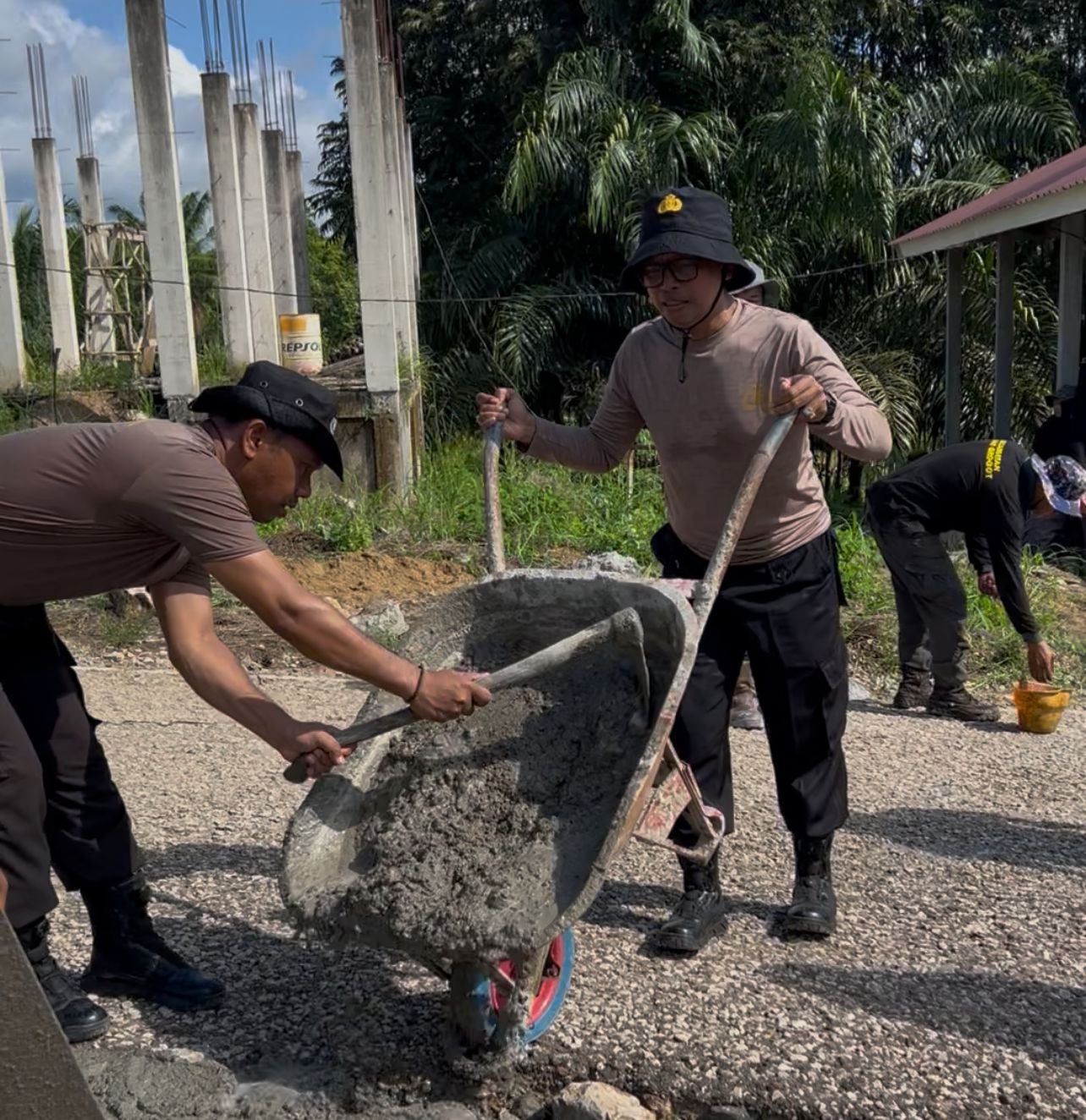 Sambut Hari Bhayangkara ke-80, Polsek Tanah Grogot dan Warga Tepian Batang Gotong Royong Perbaiki Jalan