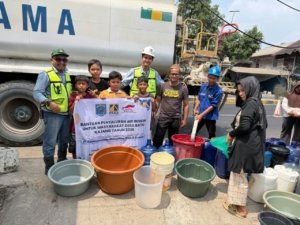 Kemarau Berkepanjangan, PAMA KIDE Salurkan Air Bersih untuk Warga Batu Kajang