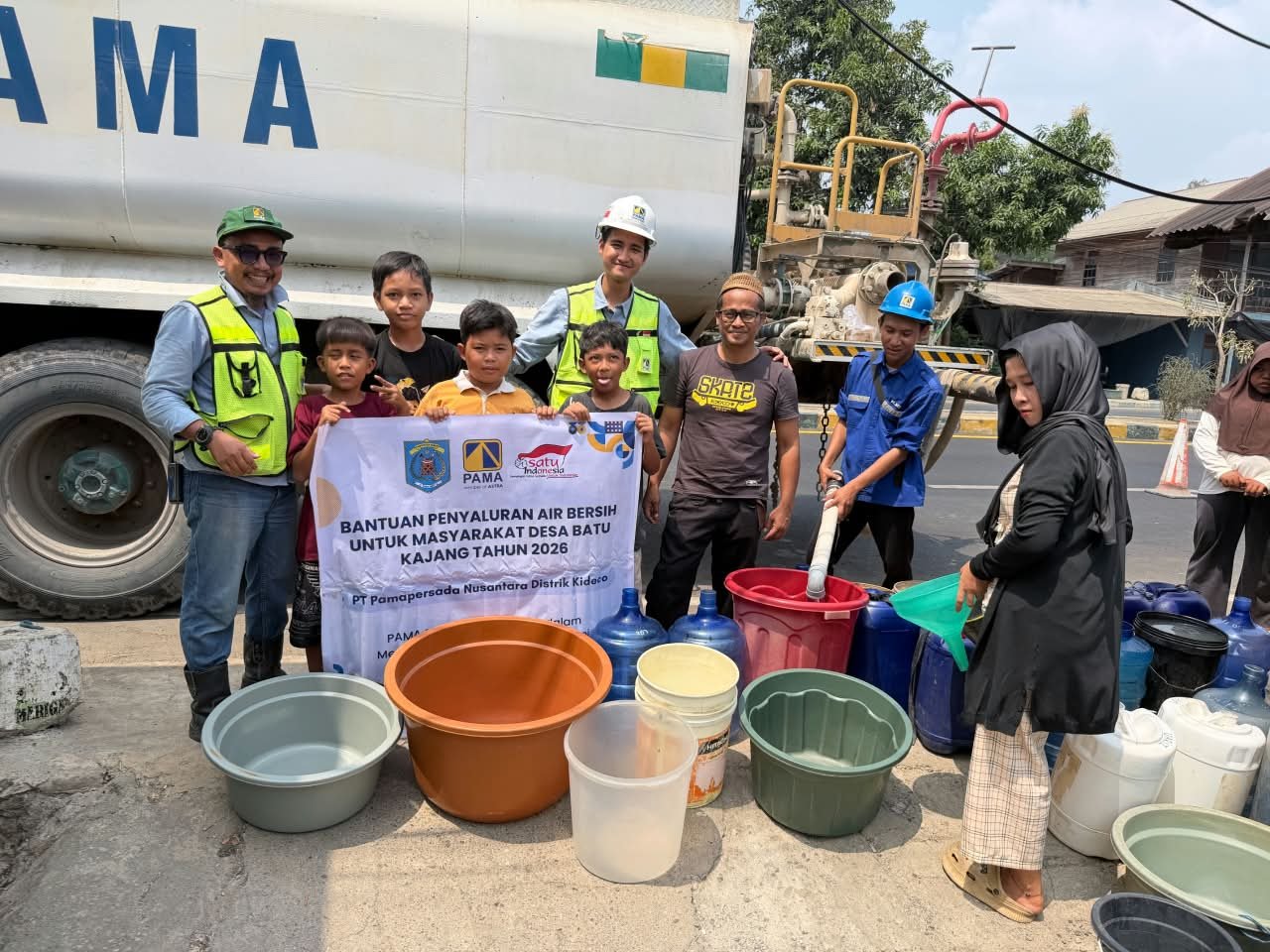 Kemarau Berkepanjangan, PAMA KIDE Salurkan Air Bersih untuk Warga Batu Kajang